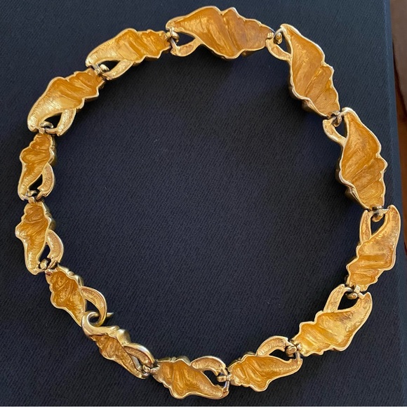 Vintage Seashell Gold Collar Necklace - Picture 4 of 9